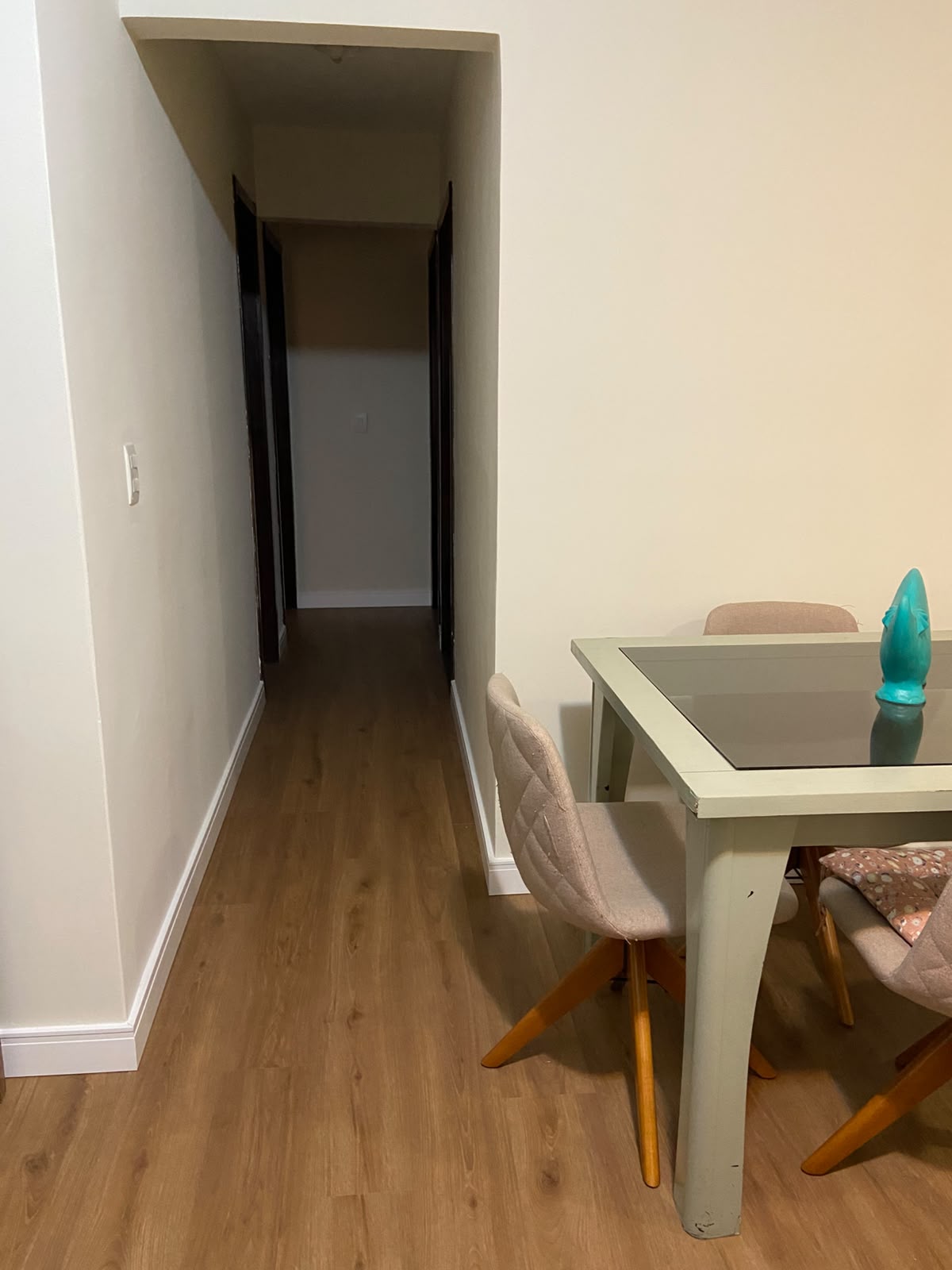 Corredor e sala de jantar com piso vinílico Kapazi Vernonia