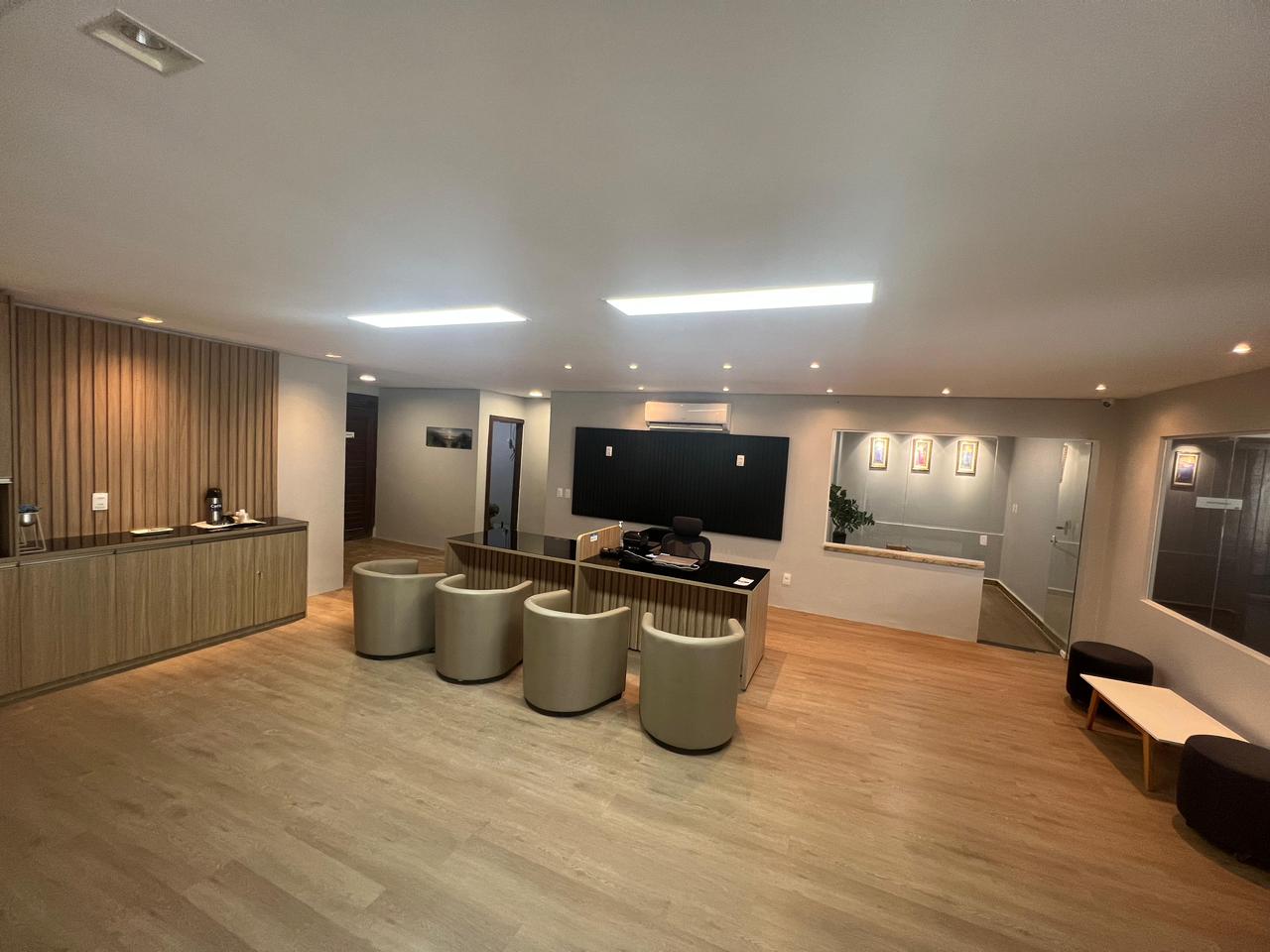 Recepção elegante com piso vinílico Kapazi Canela em madeira clara