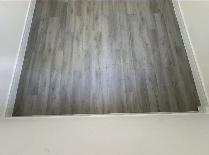 Sala com piso vinílico Kapazi Porto Alegre em madeira acinzentada