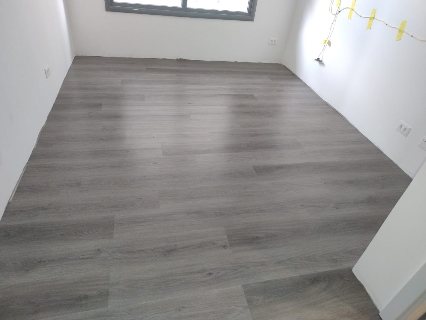 Quarto com piso vinílico Kapazi Teresina em madeira grafite