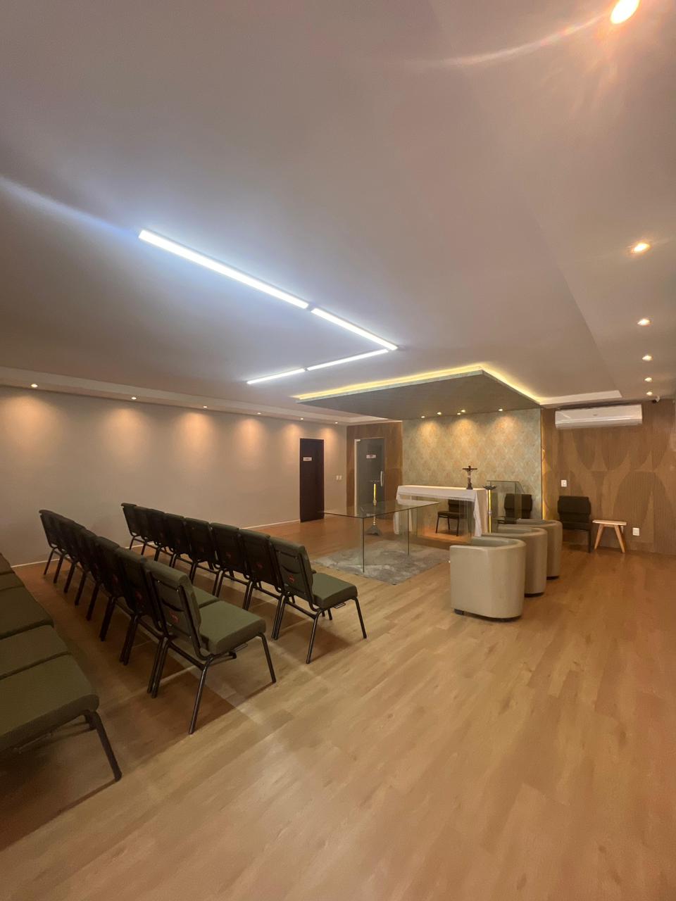 Sala de espera com piso vinílico Kapazi Canela em madeira clara