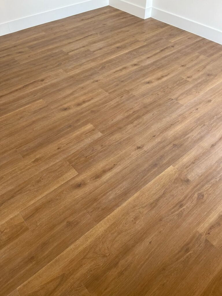Detalhe do piso vinílico Kapazi Vernonia instalado em um quarto