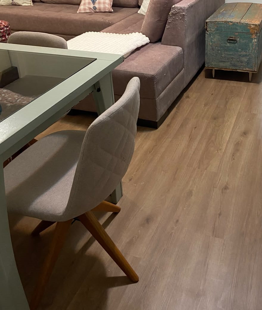 Sala com piso vinílico Kapazi Vernonia